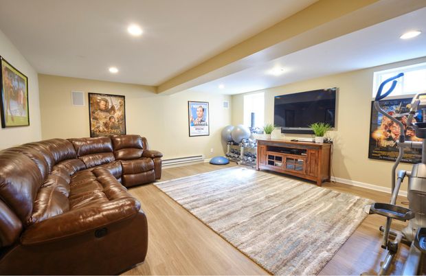 Fitness Equipment, Interior, Living room, Recessed Lighting, Wood Texture Flooring