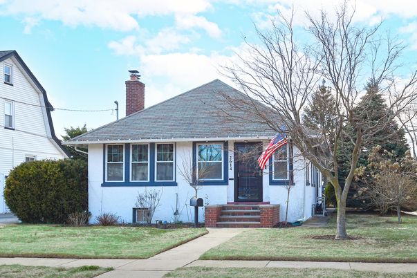 Exterior, Facade, Cape Cod