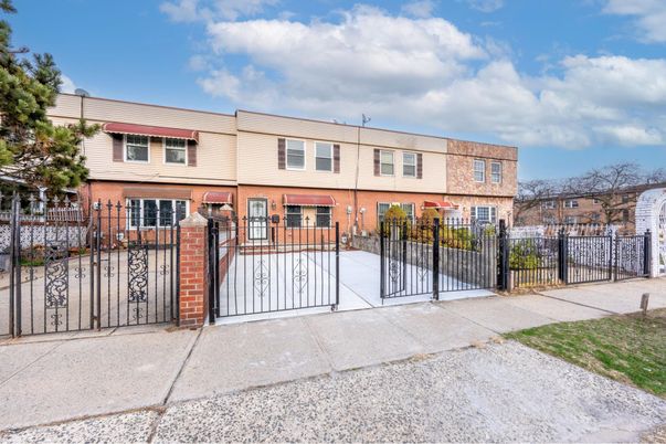 Exterior, Facade, Brick Facade, Rowhouse