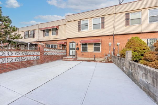 Exterior, Facade, Brick Facade, Rowhouse
