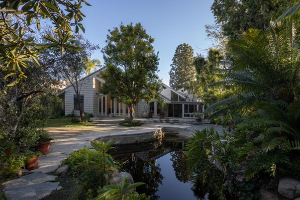 Exterior, Lake