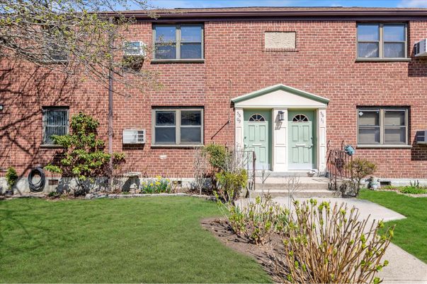 Exterior, Facade, Brick Facade, Rowhouse