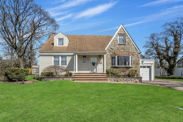 Attached, Exterior, Facade, Cape Cod