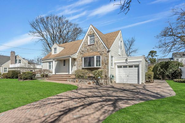 Attached, Exterior, Facade, Cape Cod