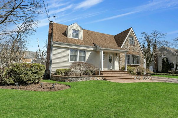 Exterior, Facade, Cape Cod