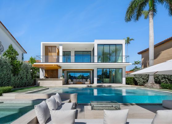 Exterior, Facade, Pool, Modern