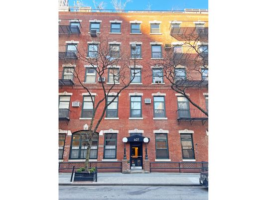 Exterior, Facade, Brick Facade, Rowhouse