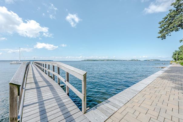 Exterior, Lake
