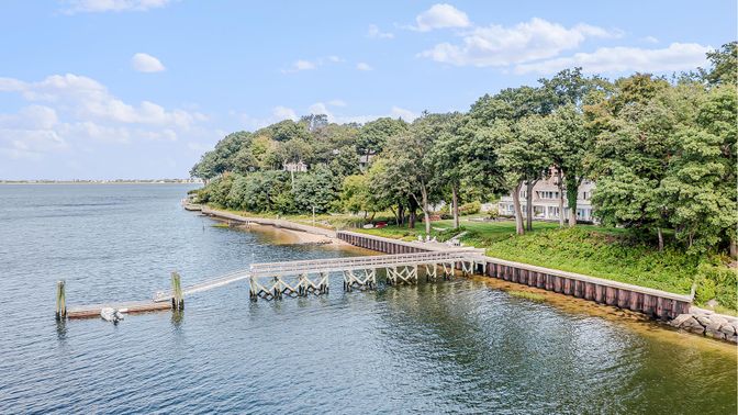 Exterior, Lake