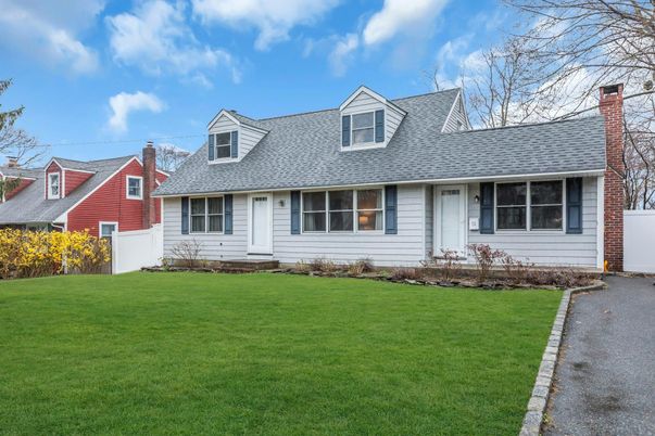 Exterior, Facade, Cape Cod