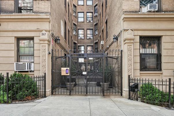 Exterior, Facade, Rowhouse