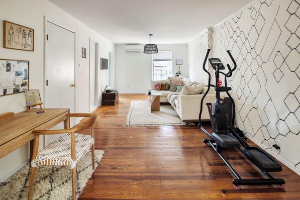 Fitness Equipment, Interior, Living room, Pendant Lights, Wood Texture Flooring