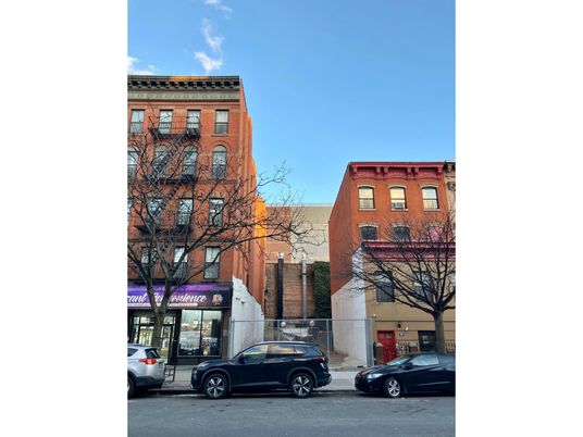 Exterior, Facade, Rowhouse