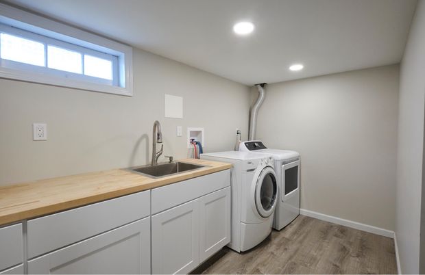 Interior, Recessed Lighting, Washer, Wood Texture Flooring