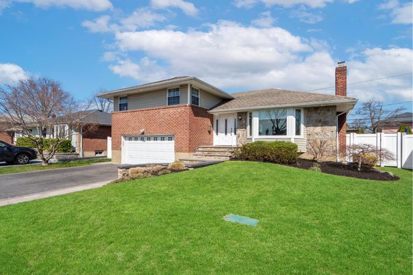 Attached, Exterior, Facade, Brick Facade, Split Level