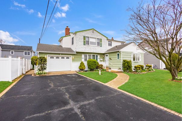 Attached, Exterior, Facade, Cape Cod