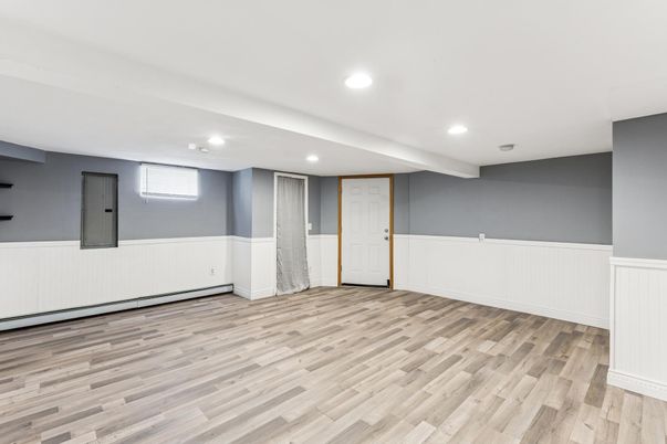Empty room, Interior, Recessed Lighting, Wood Texture Flooring