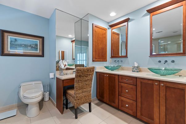 Bathroom, Dual Sink Vanities, Interior, Recessed Lighting