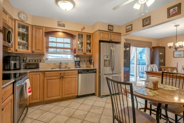 Chandelier, Dining room, Interior, Kitchen, Stainless Steel Appliances