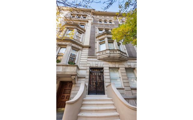 Exterior, Facade, Brownstone