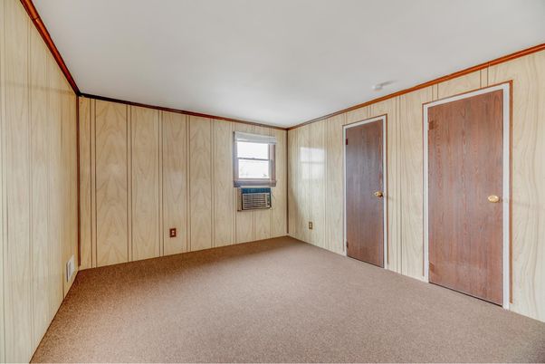 Empty room, Interior