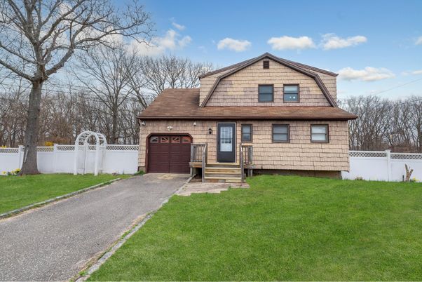 Attached, Exterior, Facade, Cape Cod