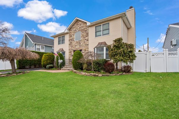 Backyard, Exterior, Facade, Brick Facade, Brick Traditional