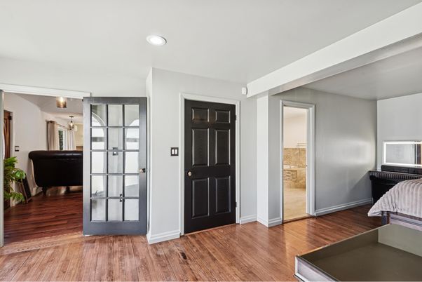 Interior, Piano, Recessed Lighting, Wood Texture Flooring