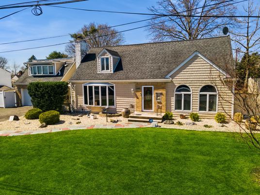 Exterior, Facade, Cape Cod