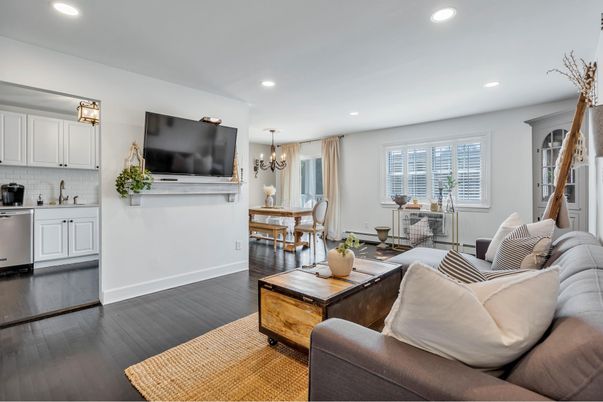 Chandelier, Dining room, Interior, Kitchen, Living room, Recessed Lighting, Wood Texture Flooring