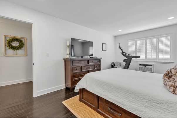 Bedroom, Fitness Equipment, Interior, Recessed Lighting, Wood Texture Flooring