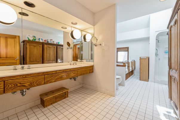 Bathroom, Dual Sink Vanities, Interior, Recessed Lighting