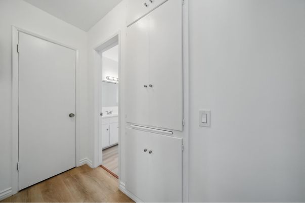 Interior, Utility Closets, Washer, Wood Texture Flooring