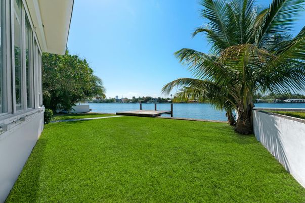 Exterior, Lake