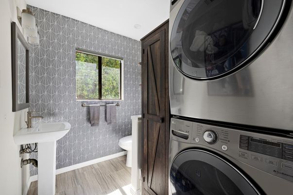 Interior, Utility Closets, Washer, Wood Texture Flooring