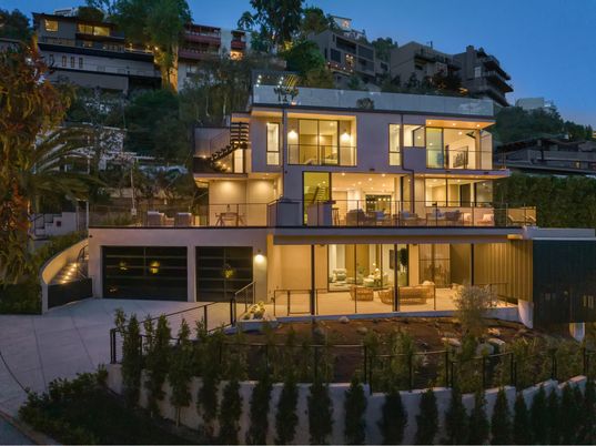 Attached, Exterior, Facade, Modern