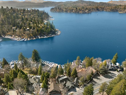 Exterior, Lake