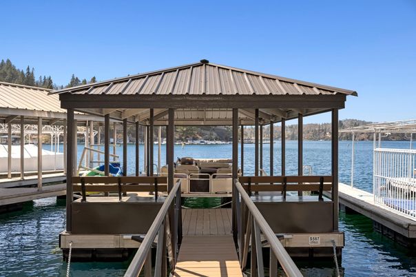 Exterior, Lake