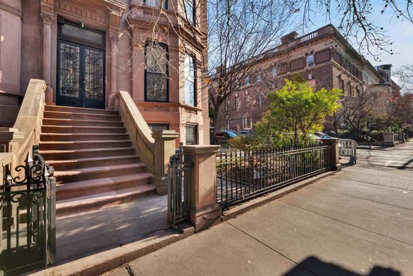 Exterior, Facade, Brownstone