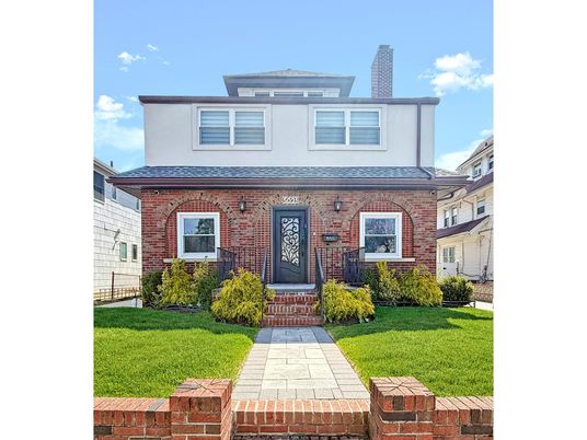 Exterior, Facade, Brick Facade, American Foursquare