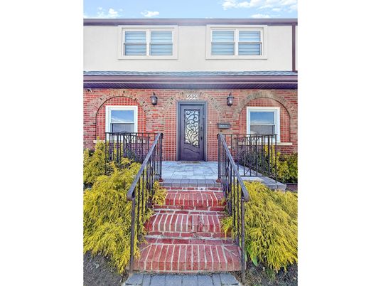 Exterior, Facade, Brick Facade, Rowhouse
