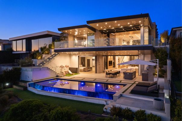 Exterior, Facade, Pool, Modern