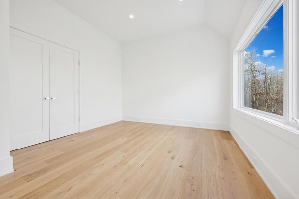 Empty room, Interior, Recessed Lighting, Wood Texture Flooring