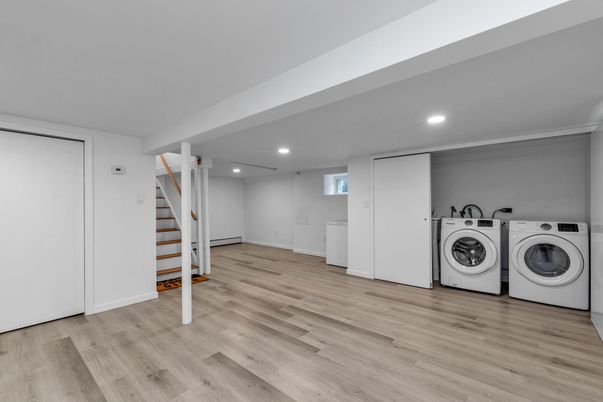 Interior, Recessed Lighting, Washer, Wood Texture Flooring