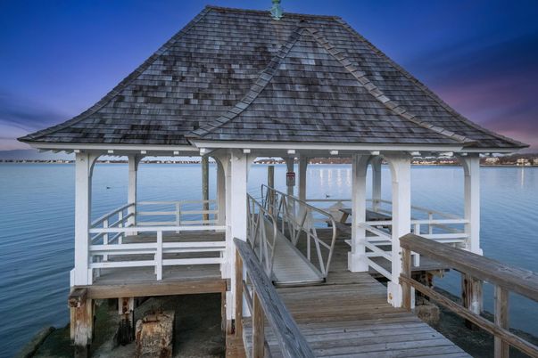 Exterior, Lake
