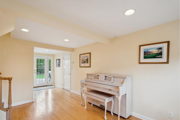 Interior, Piano, Recessed Lighting, Wood Texture Flooring