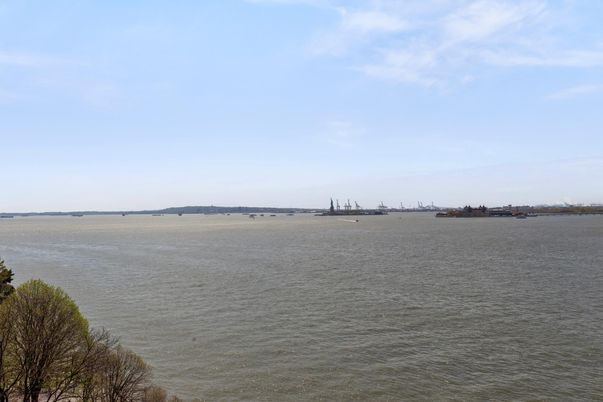 Exterior, Lake