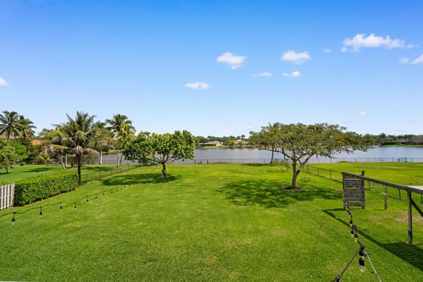Exterior, Lake