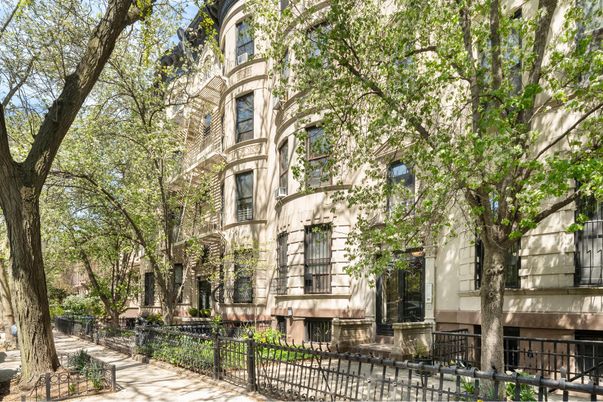 Exterior, Facade, Brownstone