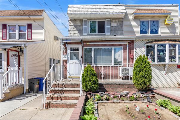 Exterior, Facade, Rowhouse
